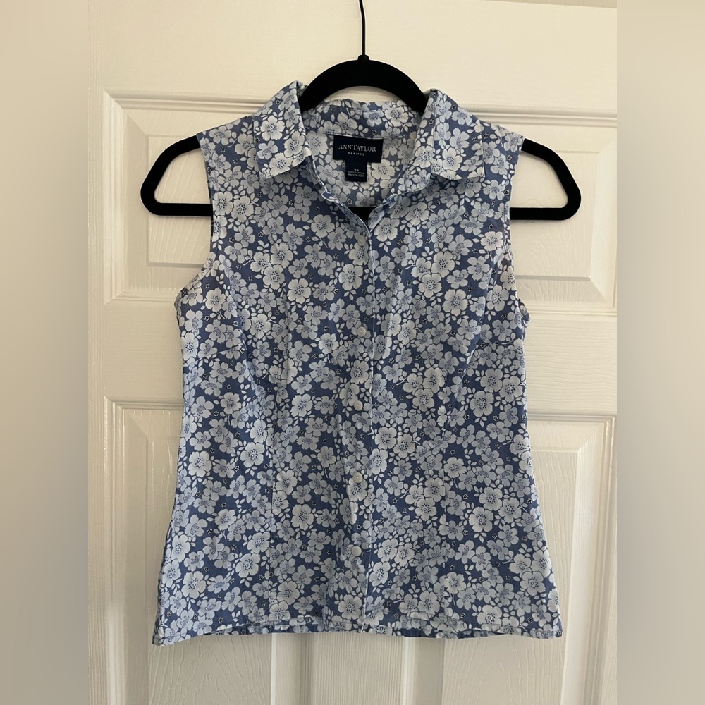 Ann Taylor Sleeveless, Floral, Button Up